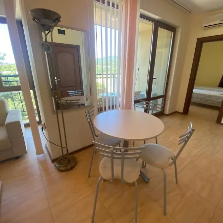 Amadeus 1 - 13b Large Two Bedroom Appartement