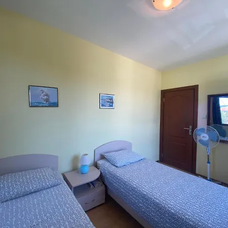 Amadeus 1 - 13b Large Two Bedroom Appartement *