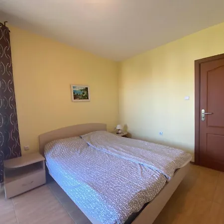 Amadeus 1 - 13b Large Two Bedroom Appartement *